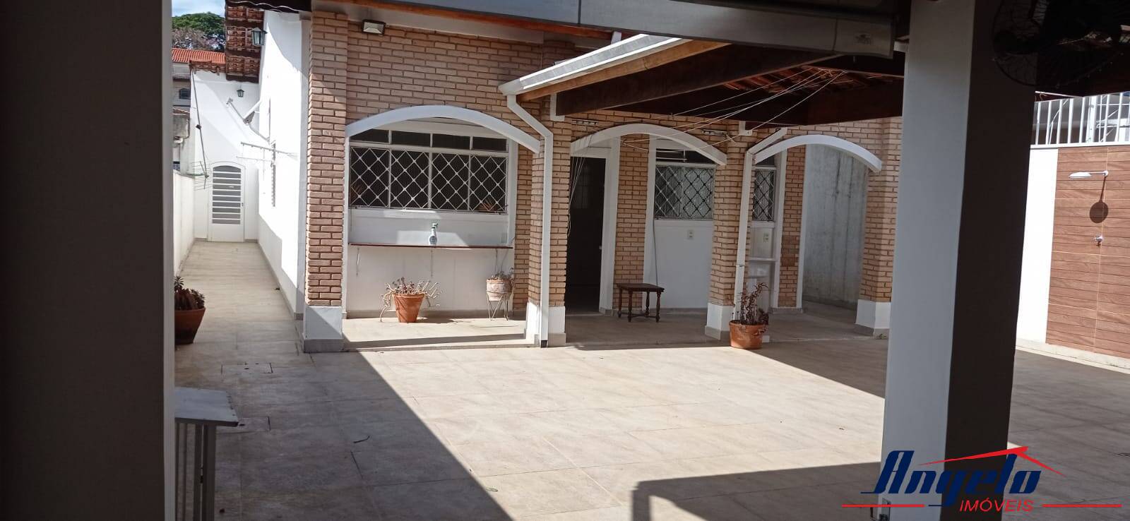 Vende-se ótima casa em ótima localização há menos de 2 km do centro