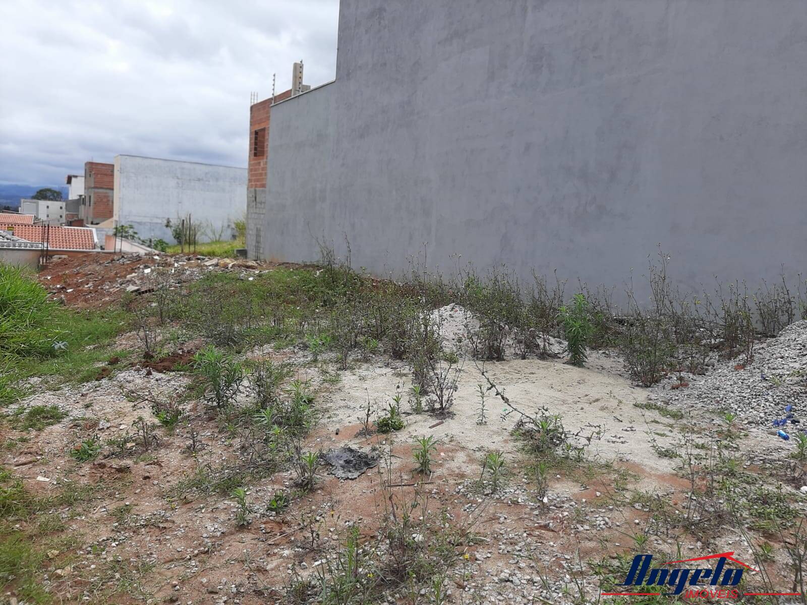 Vende-se
Ótimo terreno
Jd. Santa Inês III