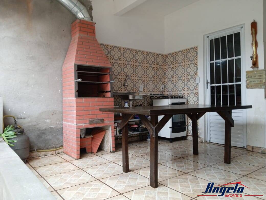 Vende-se belo sobrado no residencial Righi, zona leste de SJC